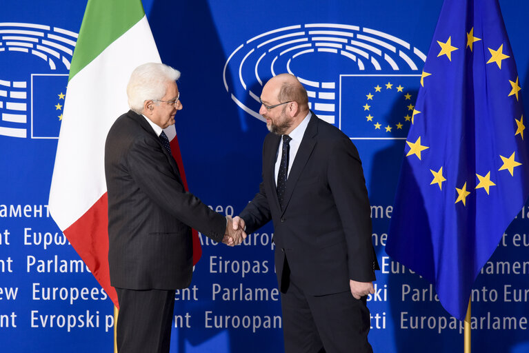 Fotografija 1: Official visit of the Italian President to the European Parliament in Strasbourg.     The President of the Italian Republic is welcomed by the President of the European Parliament