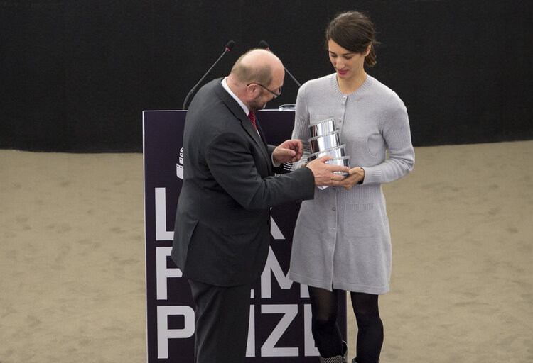 Billede 30: LUX Prize 2015 award ceremony.  Announcement of winning film and presentation of Prize to the winning director by EP President during plenary session week 48 2015 in Strasbourg