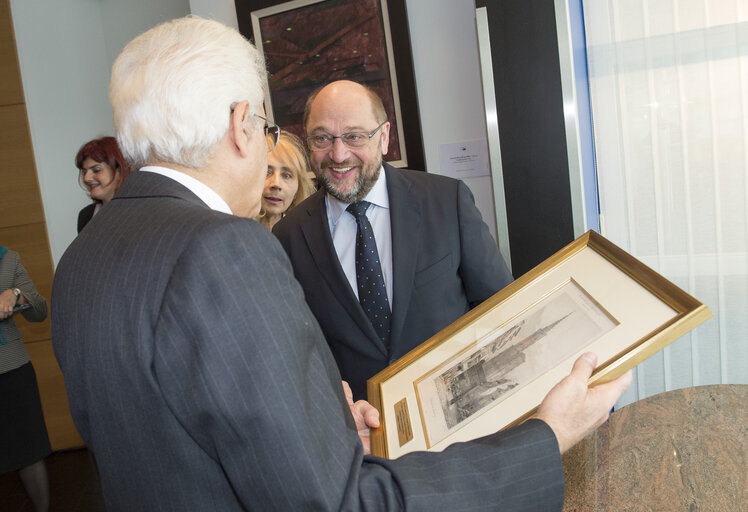 Fotó 2: Official visit of the Italian President to the European Parliament in Strasbourg.     Gift-giving