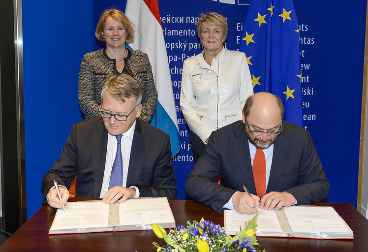 Fotogrāfija 5: LEX Signing  ITRE Measures concerning the European single market for electronic communications and to achieve a Connected Continent, and amending Directives 2002/20/EC, 2002/21/EC and 2002/22/EC and Regulations (EC) No 1211/2009 and (EU) No 531/2012. ITRE Programme on interoperability solutions for European public administrations, businesses and citizens (ISA2) Interoperability as a means for modernising the public sector.  ENVI Regulation of the European Parliament and of the Council on novel foods.  IMCO Package travel and assisted travel arrangements, amending Regulation (EC) No 2006/2004, Directive 2011/83/EU and repealing Council Directive 90/314/EEC.   LIBE EU agency for law enforcement training (Cepol), repealing and replacing the Council Decision 2005/681/JHA.   AGRI fixing of the maximum level of erucic acid in oils and fats and Council Regulation (EC) No 320/2006 establishing a temporary scheme for the restructuring of the sugar industry