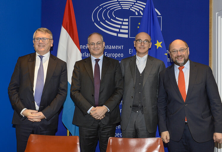 Fotogrāfija 8: LEX Signing  ITRE Measures concerning the European single market for electronic communications and to achieve a Connected Continent, and amending Directives 2002/20/EC, 2002/21/EC and 2002/22/EC and Regulations (EC) No 1211/2009 and (EU) No 531/2012. ITRE Programme on interoperability solutions for European public administrations, businesses and citizens (ISA2) Interoperability as a means for modernising the public sector.  ENVI Regulation of the European Parliament and of the Council on novel foods.  IMCO Package travel and assisted travel arrangements, amending Regulation (EC) No 2006/2004, Directive 2011/83/EU and repealing Council Directive 90/314/EEC.   LIBE EU agency for law enforcement training (Cepol), repealing and replacing the Council Decision 2005/681/JHA.   AGRI fixing of the maximum level of erucic acid in oils and fats and Council Regulation (EC) No 320/2006 establishing a temporary scheme for the restructuring of the sugar industry