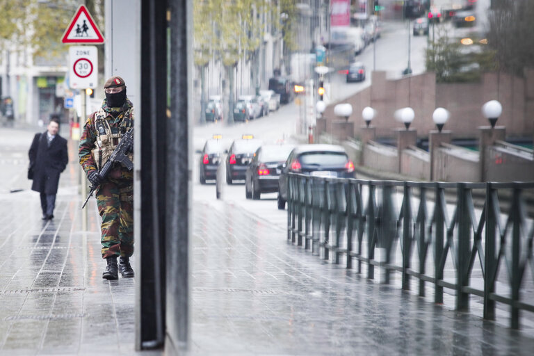 Deployment of Belgian armed forces in front of the European institutions headquarters in the context of terrorist threat in Brussels