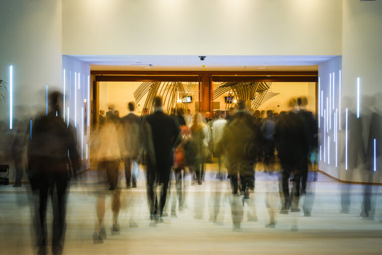 Foto 20: Plenary Session week 46 2015 in Brussels. Motion Blur  special effect - People walk towards plenary chamber on  Karamanlis Passerelle  before session starts.