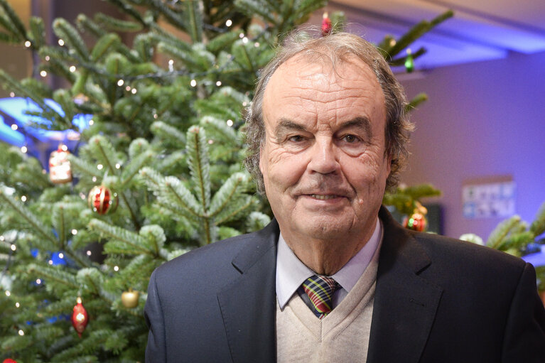 Foto 2: MEP Karl-Heinz FLORENZ next to the EP Christmas Tree
