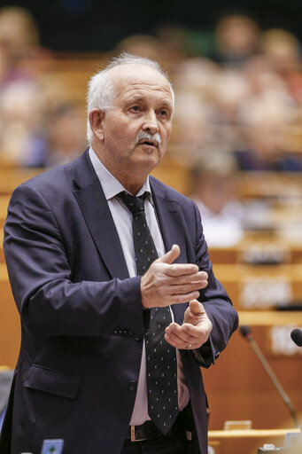 Foto 13: Plenary Session week 46 2015 in Brussels    Commission statement - Decision adopted on the European Semester package - Annual Growth Survey 2016