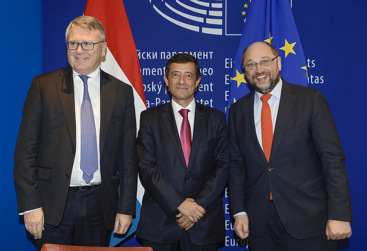 Fotogrāfija 20: LEX Signing  ITRE Measures concerning the European single market for electronic communications and to achieve a Connected Continent, and amending Directives 2002/20/EC, 2002/21/EC and 2002/22/EC and Regulations (EC) No 1211/2009 and (EU) No 531/2012. ITRE Programme on interoperability solutions for European public administrations, businesses and citizens (ISA2) Interoperability as a means for modernising the public sector.  ENVI Regulation of the European Parliament and of the Council on novel foods.  IMCO Package travel and assisted travel arrangements, amending Regulation (EC) No 2006/2004, Directive 2011/83/EU and repealing Council Directive 90/314/EEC.   LIBE EU agency for law enforcement training (Cepol), repealing and replacing the Council Decision 2005/681/JHA.   AGRI fixing of the maximum level of erucic acid in oils and fats and Council Regulation (EC) No 320/2006 establishing a temporary scheme for the restructuring of the sugar industry