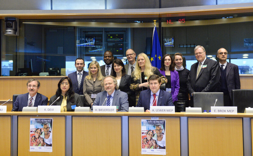 Fotografie 2: Conference ' Religion, Security and Human Rights. Using freedom of religion or belief to protect everyone everywhere ' with ' The European Platform on religious Intolerance and Discrimination (EPRID)  Family picture