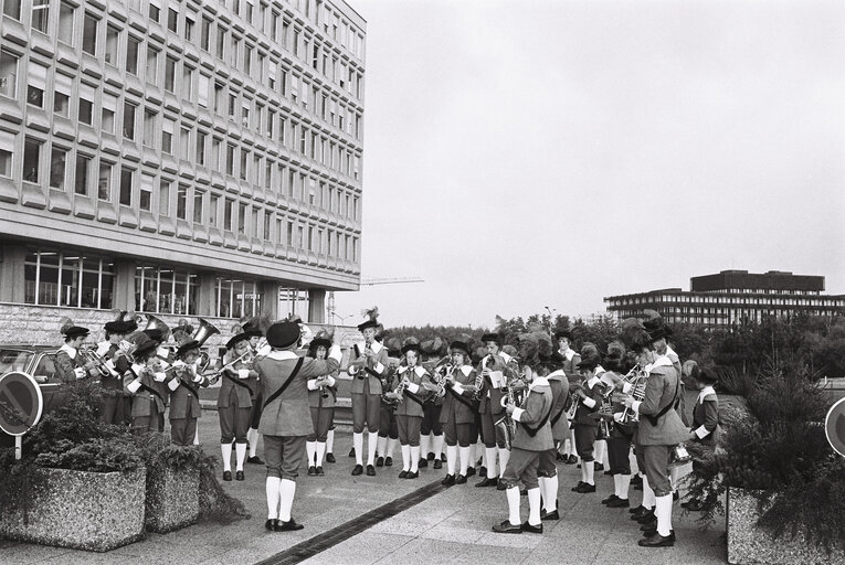 Fotografia 5: Musician in front of the Schuman building in Luxembourg