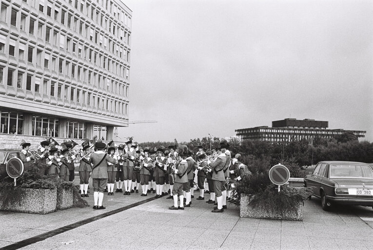 Photo 6: Musician in front of the Schuman building in Luxembourg