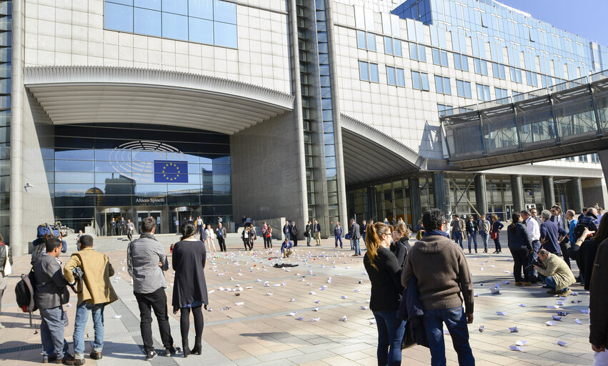 Φωτογραφία 5: Paper boat demonstration before EP Headquarters in tribute to death of migrants in the Mediterranean