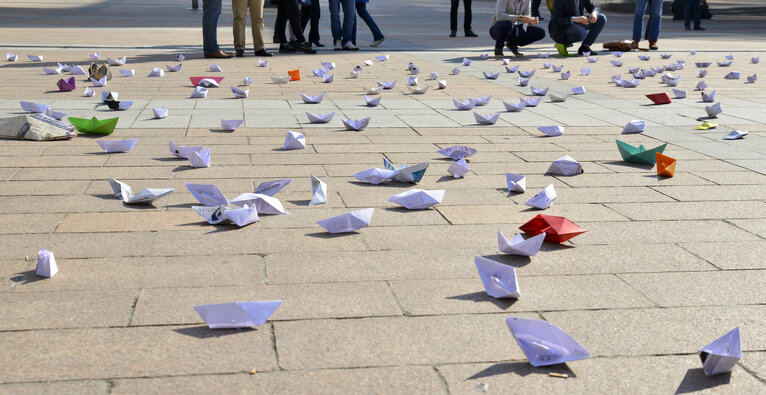 Φωτογραφία 2: Paper boat demonstration before EP Headquarters in tribute to death of migrants in the Mediterranean