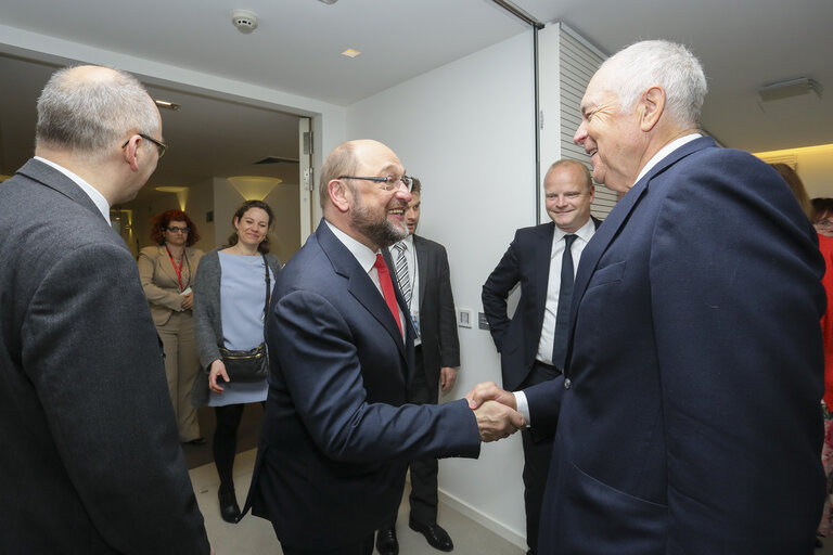 Снимка 4: The Jury of the Charlemagne Youth Prize hands over the letter and signatures to EP President