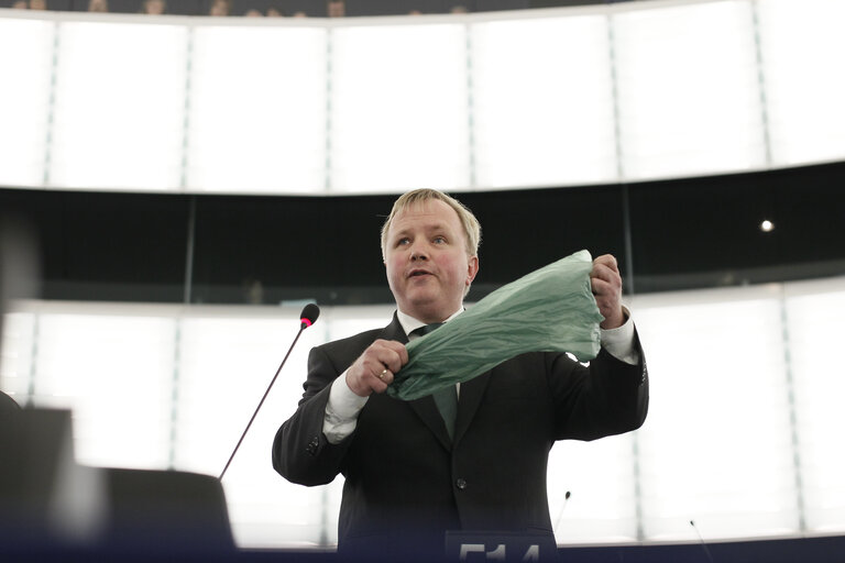 Fotogrāfija 35: Plenary session week 18 2015 in Strasbourg - Reducing the consumption of lightweight plastic carrier bags