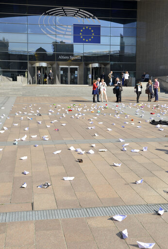 Φωτογραφία 3: Paper boat demonstration before EP Headquarters in tribute to death of migrants in the Mediterranean