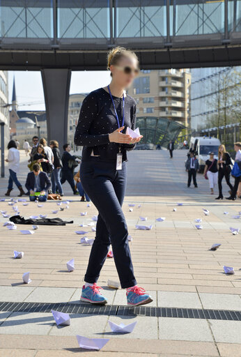 Φωτογραφία 4: Paper boat demonstration before EP Headquarters in tribute to death of migrants in the Mediterranean