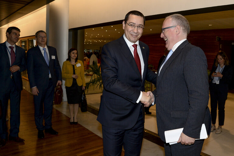 Fotografija 2: Frans TIMMERMANS meets Romanian Prime Minister Victor PONTA with EP protocole service