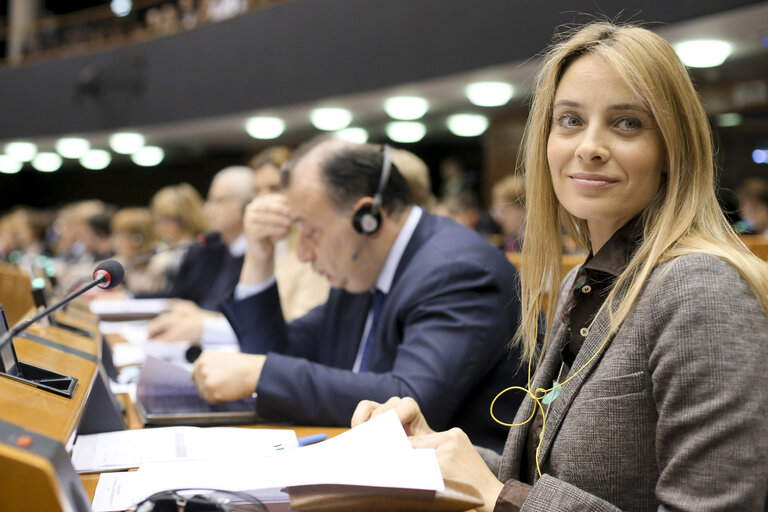 Fotografija 3: MEP Barbara MATERA votes during the plenary session in Brussels - Week 13 2015