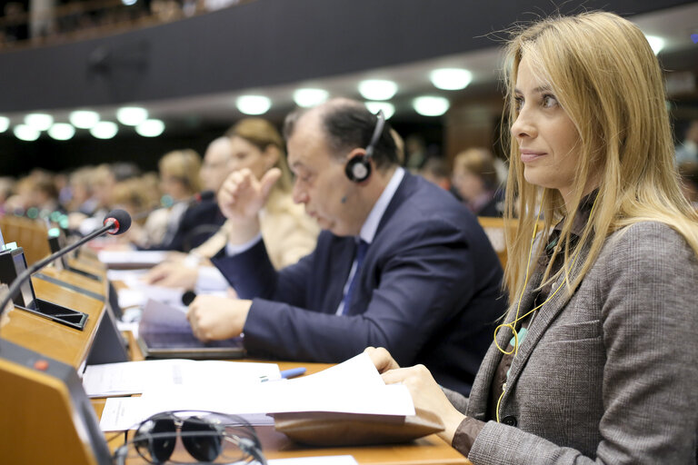 Fotografija 4: MEP Barbara MATERA votes during the plenary session in Brussels - Week 13 2015