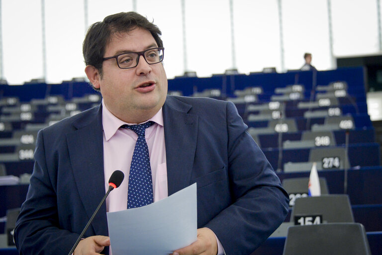 Photo 3 : Francesc GAMBUS in plenary session week 43 2016 in Strasbourg