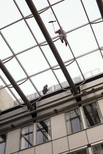 Suriet 8: Window cleaners at work on the roof of the EP in Brussels