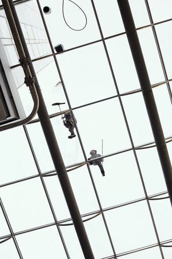 Suriet 6: Window cleaners at work on the roof of the EP in Brussels