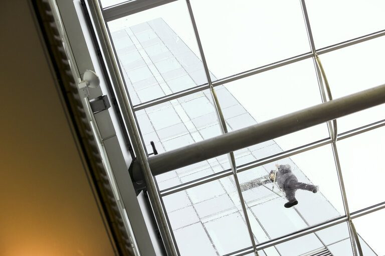 Suriet 1: Window cleaners at work on the roof of the EP in Brussels