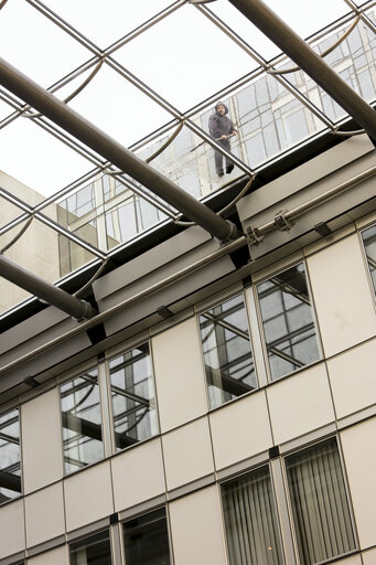 Suriet 2: Window cleaners at work on the roof of the EP in Brussels