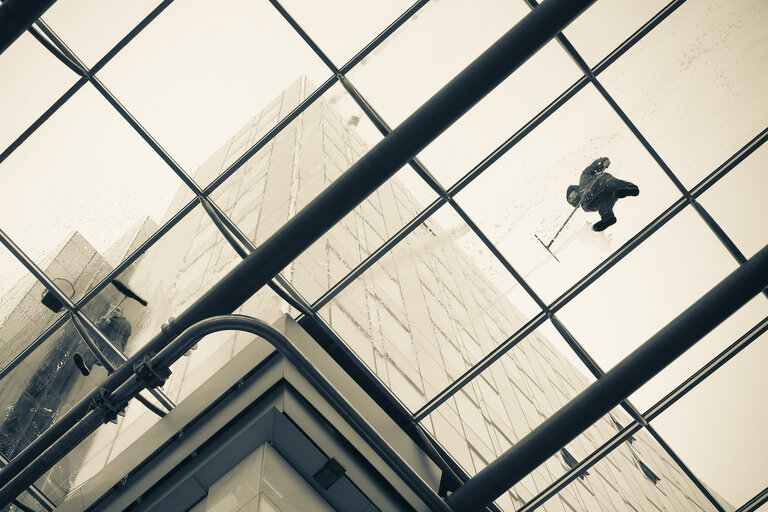 Suriet 9: Window cleaners at work on the roof of the EP in Brussels