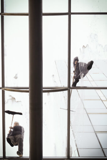 Suriet 10: Window cleaners at work on the roof of the EP in Brussels