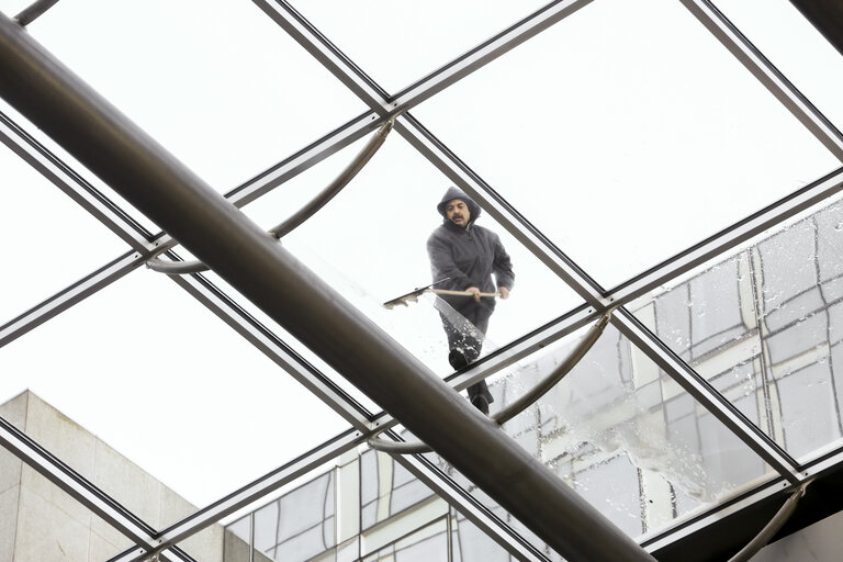 Suriet 3: Window cleaners at work on the roof of the EP in Brussels