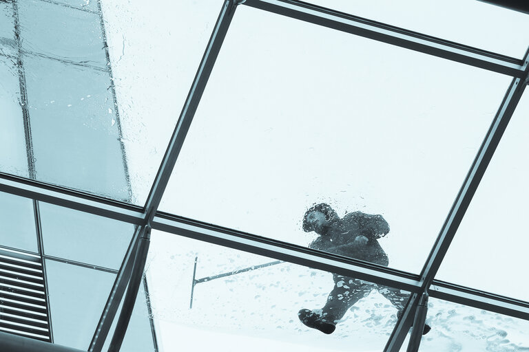 Suriet 4: Window cleaners at work on the roof of the EP in Brussels