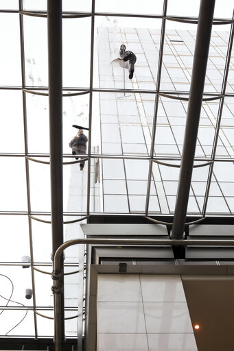 Suriet 11: Window cleaners at work on the roof of the EP in Brussels