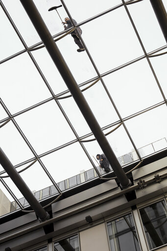 Suriet 7: Window cleaners at work on the roof of the EP in Brussels