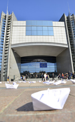 Φωτογραφία 6: Paper boat demonstration before EP Headquarters in tribute to death of migrants in the Mediterranean