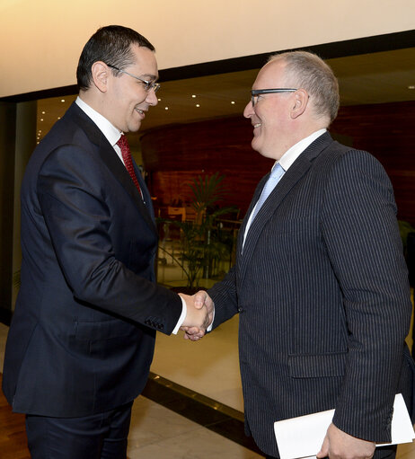 Fotografija 3: Frans TIMMERMANS meets Romanian Prime Minister Victor PONTA with EP protocole service