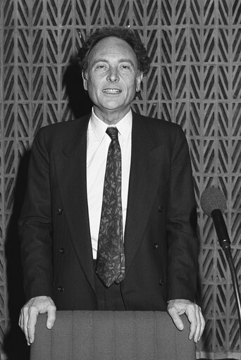 Foto 1: Portrait of MEP Eduardo PUNSET i CASALS in December 1988.