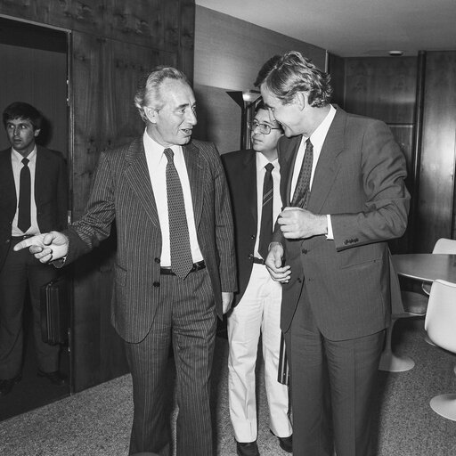 Φωτογραφία 7: Pieter DANKERT - EP President meets with Shimon PETRES, member of the Knesset at the EP in Strasbourg