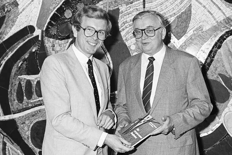 Foto 8: Egon  KLEPSCH - EP Vice-President receives the book of Hans-Gert POETTERING