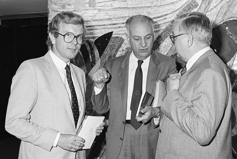 Foto 4: Egon  KLEPSCH - EP Vice-President receives the book of Hans-Gert POETTERING and Frank WIEHLER