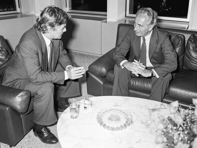 Φωτογραφία 8: Pieter DANKERT - EP President meets with Shimon PETRES, member of the Knesset at the EP in Strasbourg