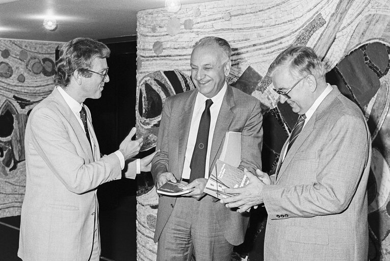 Foto 5: Egon  KLEPSCH - EP Vice-President receives the book of Hans-Gert POETTERING and Frank WIEHLER