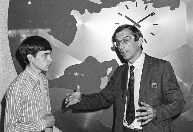 Foto 14: MEP Bill NEWTON DUNN meets a guest at the EP in Strasbourg