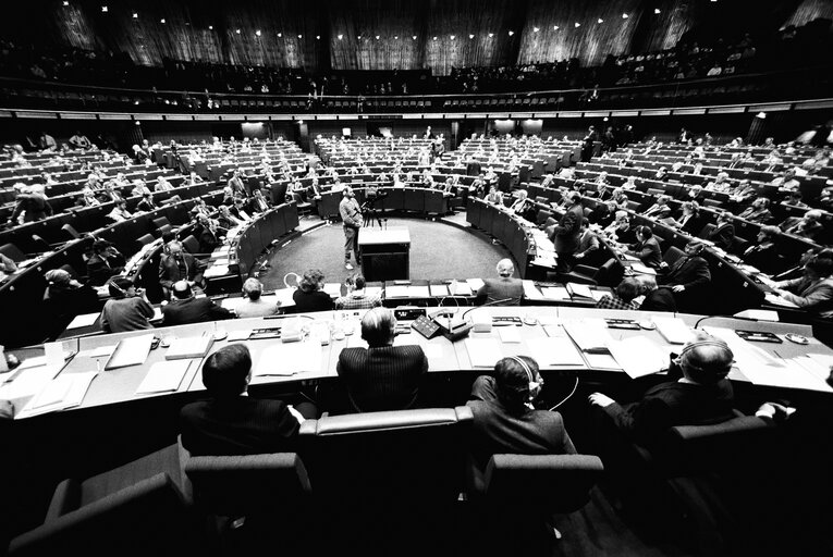 Photo 4 : Plenary session in Strasbourg - Adoption and signature of the 1989 budget