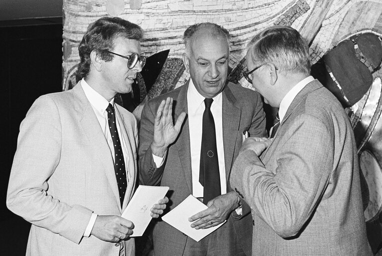 Foto 6: Egon  KLEPSCH - EP Vice-President receives the book of Hans-Gert POETTERING and Frank WIEHLER