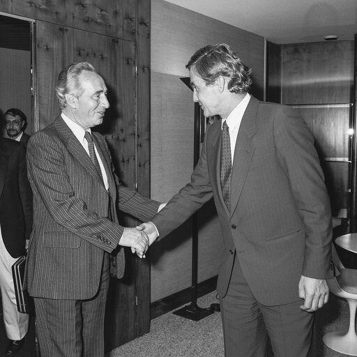 Φωτογραφία 9: Pieter DANKERT - EP President meets with Shimon PETRES, member of the Knesset at the EP in Strasbourg