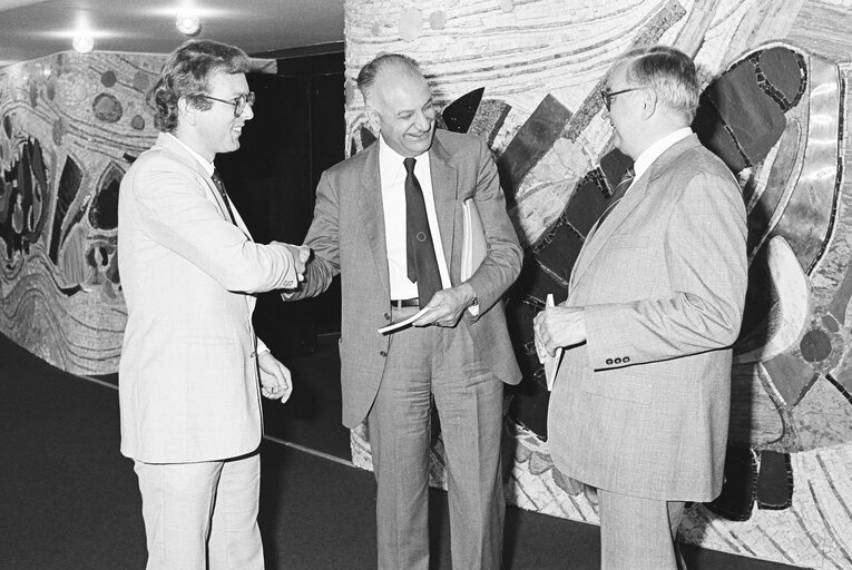 Foto 7: Egon  KLEPSCH - EP Vice-President receives the book of Hans-Gert POETTERING and Frank WIEHLER