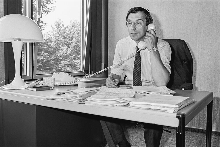 Foto 32: Portrait of MEP Bill NEWTON DUNN in his office at the EP in Strasbourg