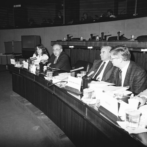 Снимка 2: Meeting of the socialist group with the leader of the social democratic party of El Salvador in December 1988