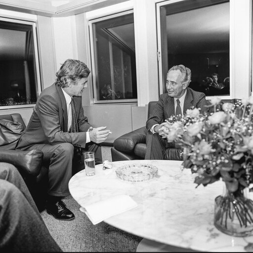 Φωτογραφία 11: Pieter DANKERT - EP President meets with Shimon PETRES, member of the Knesset at the EP in Strasbourg