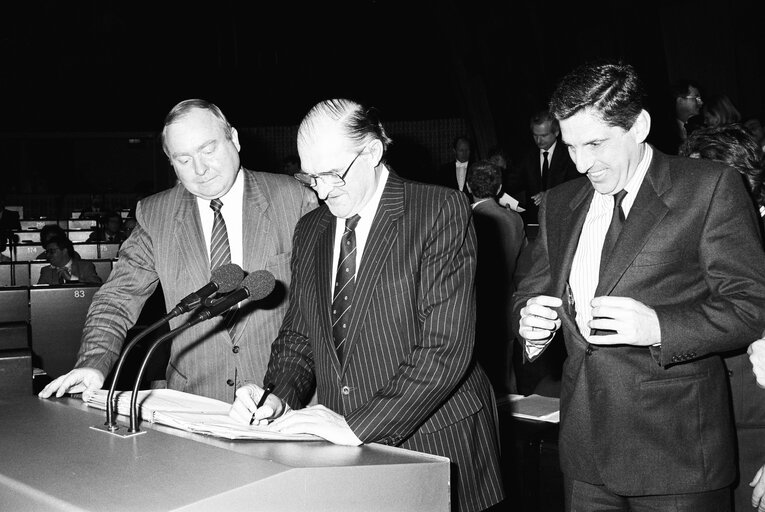 Fotografia 6: Plenary session in Strasbourg - Adoption and signature of the 1989 budget